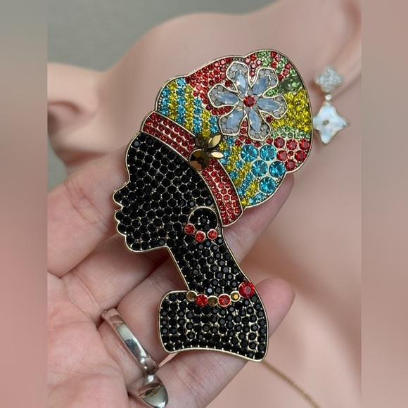 ⚜️❤️‍🔥 African Chic | Multicolor Beaded Silhouette Brooch With Zirconia - Picture 3 of 7